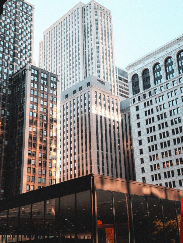 PISOS A low angle shot of modern skyscrapers in downtown Chicago, Illinois.