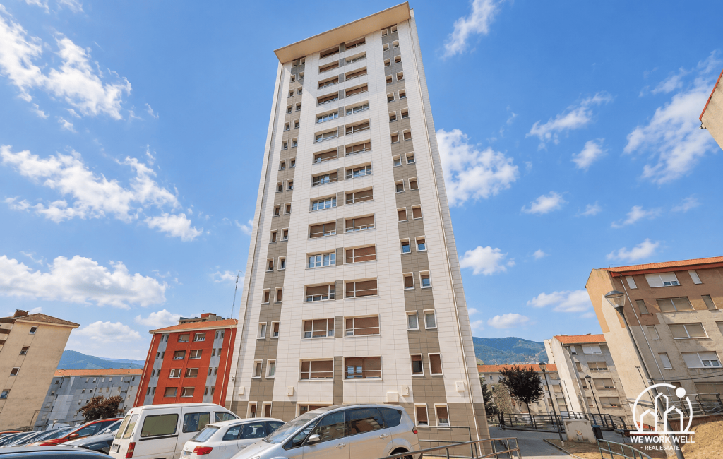 piso venta otxarkoaga bilbao fachada reformada we work well